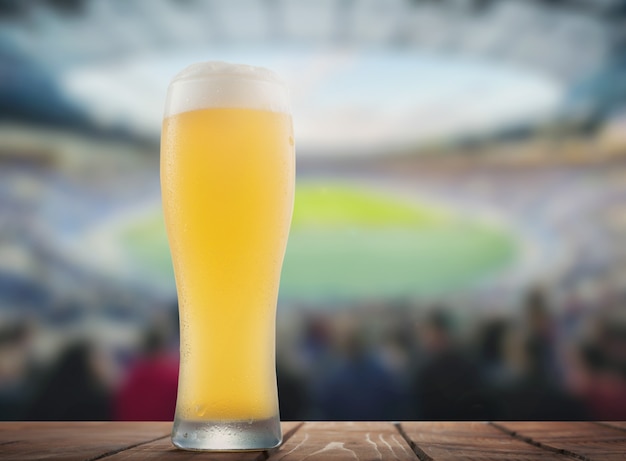 Verre de bière sur le fond du stade