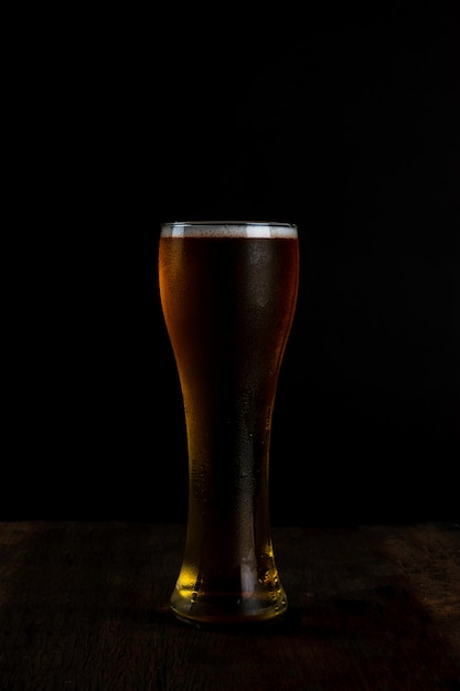 Verre de bière sur fond sombre