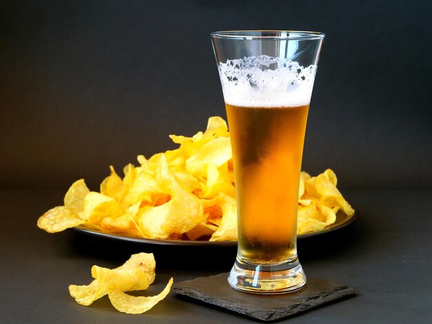 Verre de bière et frites