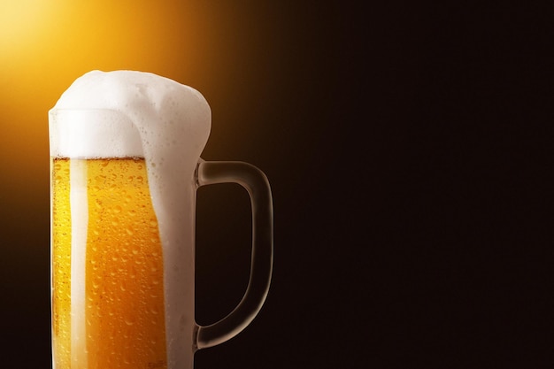 Le verre de bière froide Concept de la journée internationale de la bière