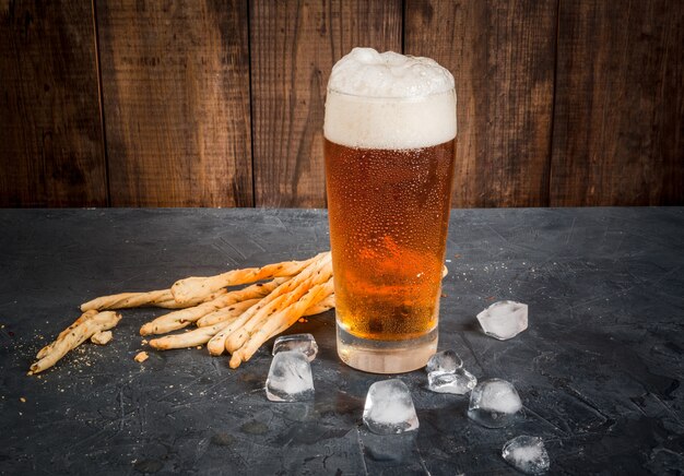 Verre de bière avec grissini