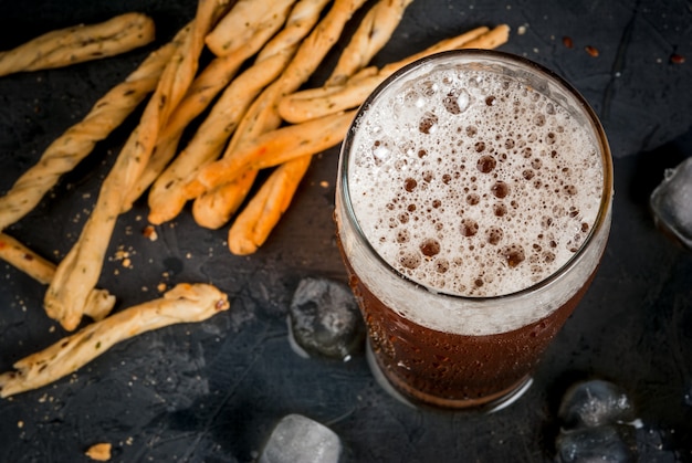 Verre de bière avec grissini