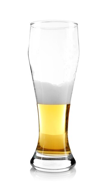 Photo verre de bière isolé sur blanc