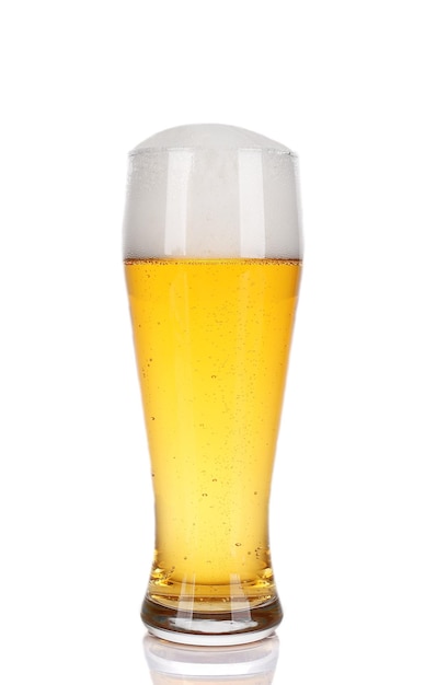 Photo verre de bière légère isolé sur blanc