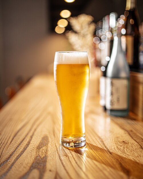 Verre de bière légère japonaise sur un bureau de bar