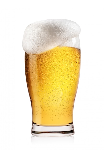 Un verre de bière légère avec de la mousse blanche