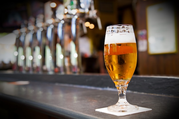 Verre de bière légère sur un pub