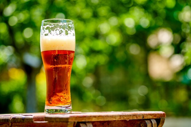 Verre de bière légère sur la table en bois