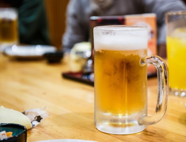 Verre de bière légère sur table