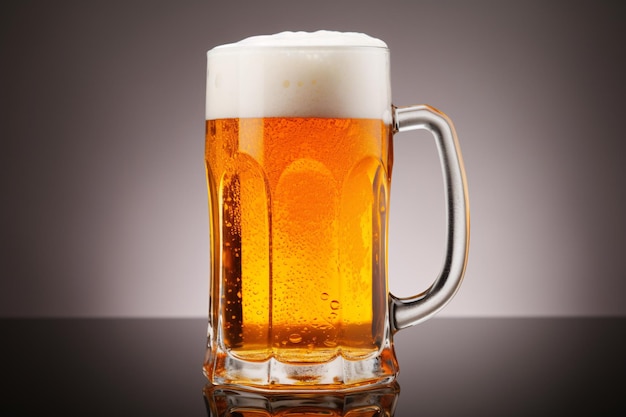 un verre de bière avec de la mousse