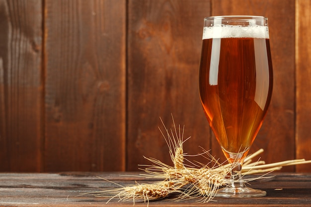 Verre bière sur mur bois