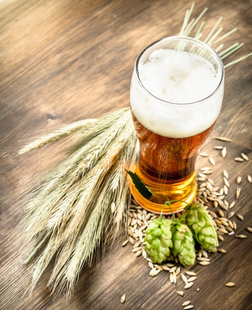 Verre de bière naturelle sur table en bois.