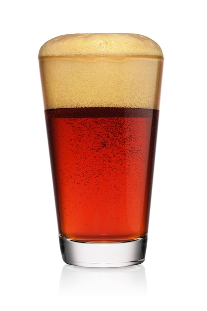 Verre de bière noire rouge isolé sur fond blanc