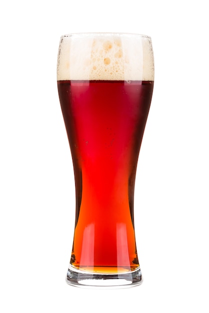 Verre à bière rouge isolé sur fond blanc