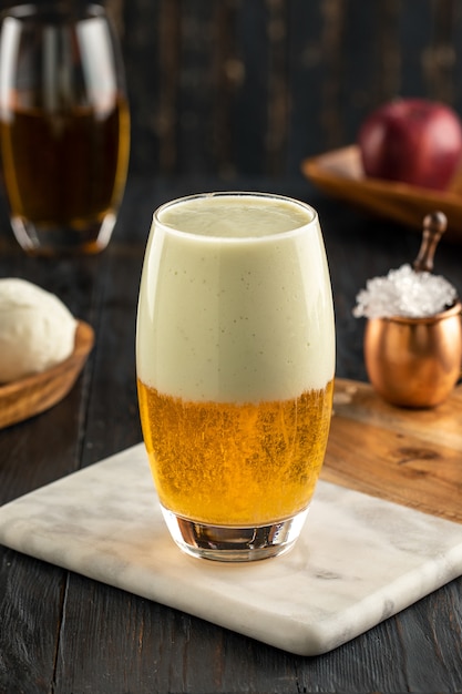 Verre de bière sur une surface en bois