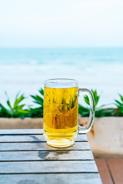 un verre de bière sur une table en bois