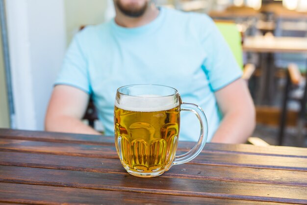 Verre de bière sur table en bois