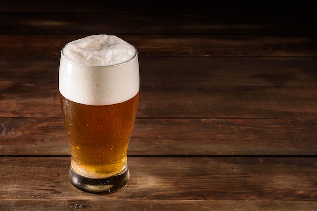 Verre à bière sur une table en bois