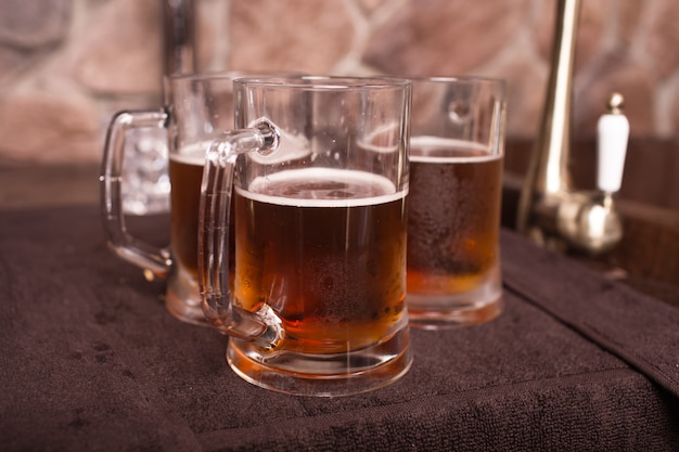 Un verre de bière sur une table. Photo de haute qualité