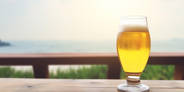 Un verre de bière sur une table avec vue sur l'océan en arrière-plan