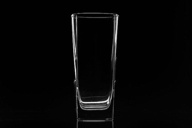 Verre à bière transparent vide isolé. Gobelet en verre