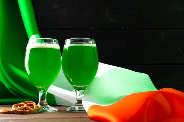 Verre de bière verte contre le drapeau de l'Irlande close up