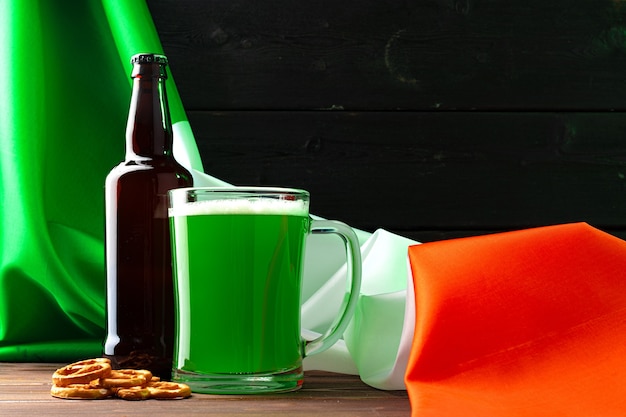 Verre de bière verte contre le drapeau de l'Irlande close up