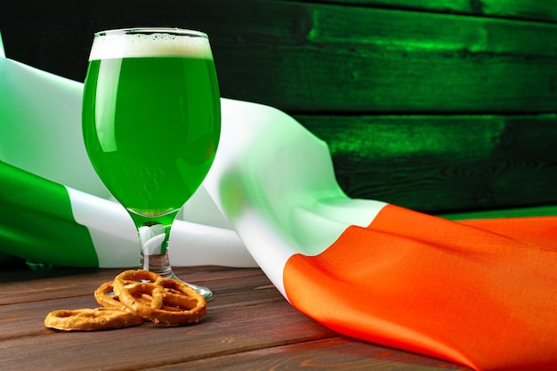 Verre de bière verte contre le drapeau de l'Irlande close up