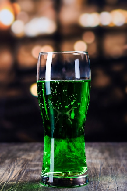 Verre de bière verte