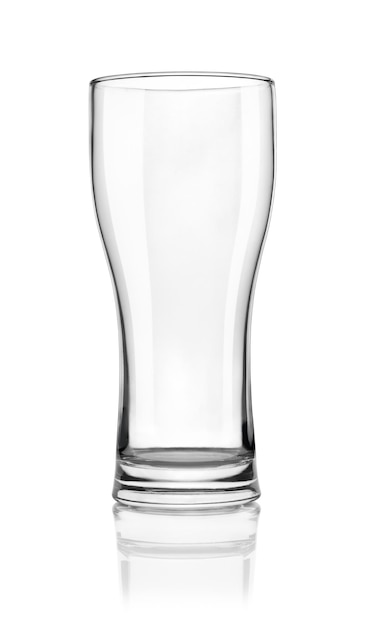 Verre à bière vide isolé sur fond blanc. Chemin