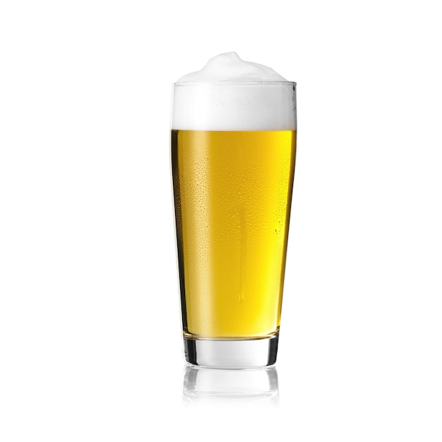 Photo verre à bière willi cup pilsner doré avec couronne en mousse et gouttes de rosée de condensation altbier sur fond blanc