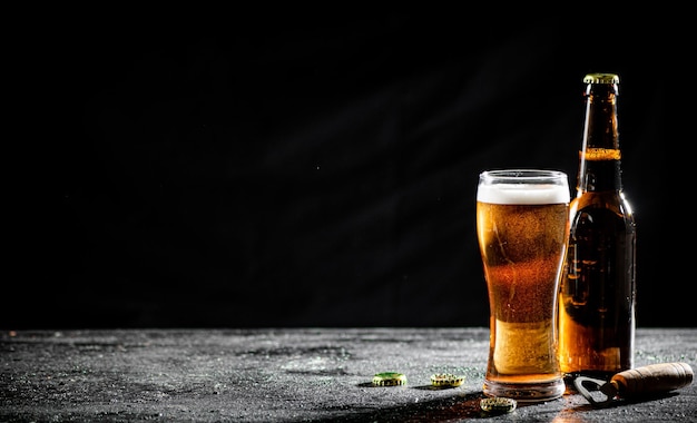 Un verre avec de la bière.