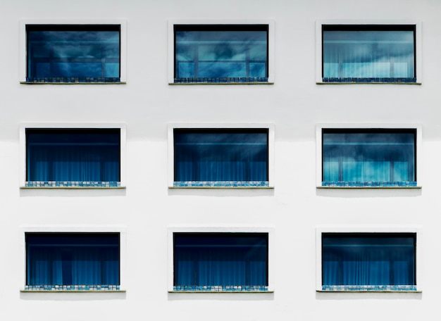 Photo verre bleu à motif sur le bâtiment de l'hôtel