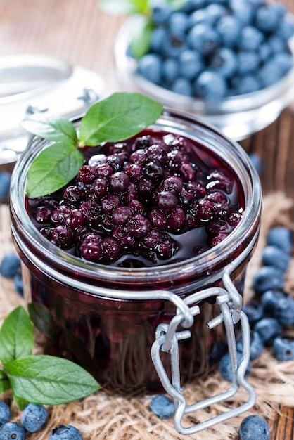 Verre avec des bleuets en conserve