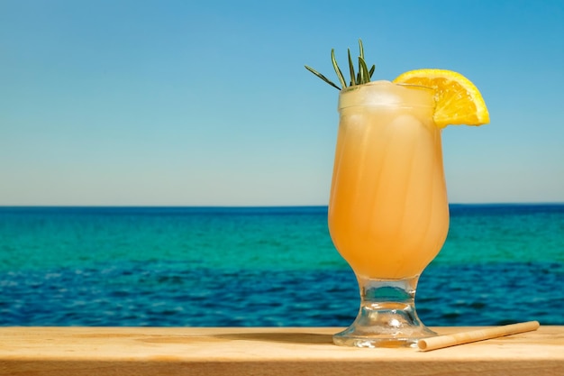 Verre à boire de cocktail mimosa au romarin
