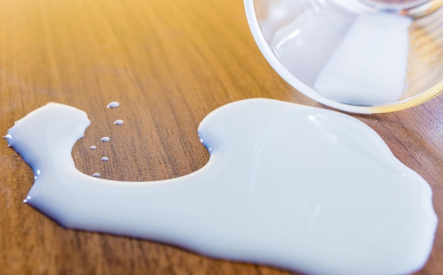 Photo un verre à boire a été renversé, du lait renversé.