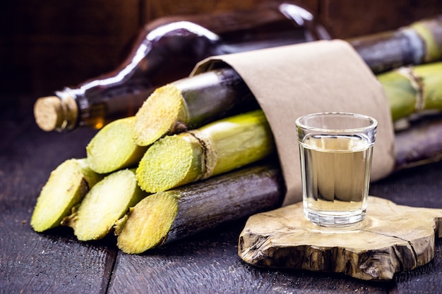 Verre de boisson alcoolisée au citron, distillée à partir de canne à sucre, appelée au Brésil "pinga" ou "cachaça"