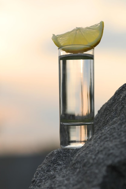 verre de boisson alcoolisée avec fond de ciel