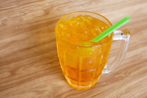 verre de boisson au thé de chrysanthème avec de la glace au restaurant