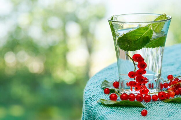 Verre de boisson aux groseilles rouges