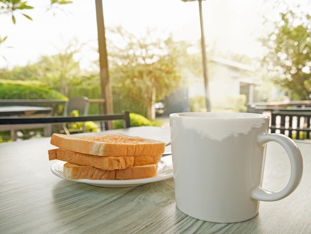 Verre de boisson chaude et du pain à l&#39;heure du petit déjeuner, se sentir détendu et chaleureux.