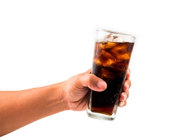 Verre de boisson cola avec glace à la main sur fond blanc