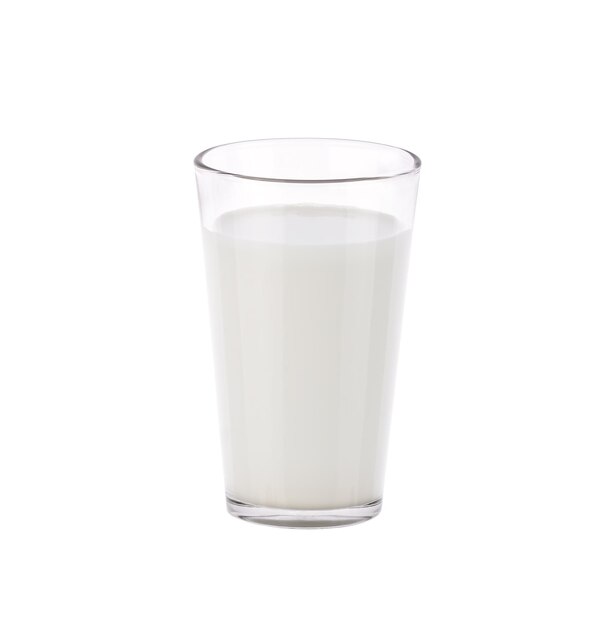 Un verre de boisson sur un fond blanc