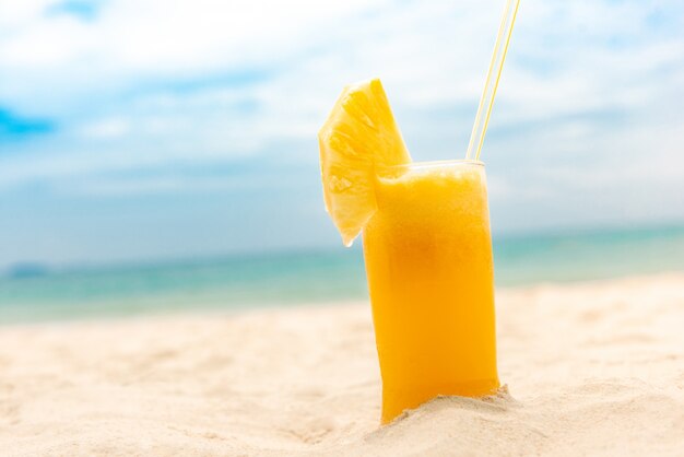 Verre de boisson fouettée au jus de fruits tropical ananas