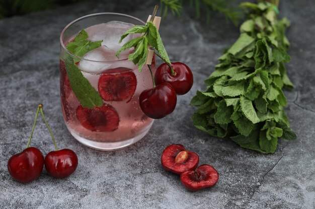 verre de boisson froide à la cerise douce et à la menthe