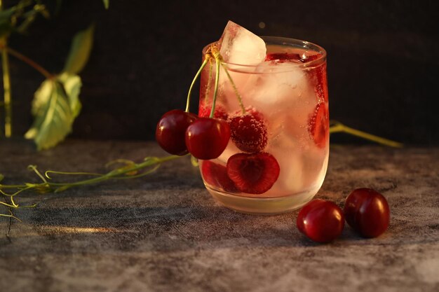 Verre de boisson froide à la cerise douce