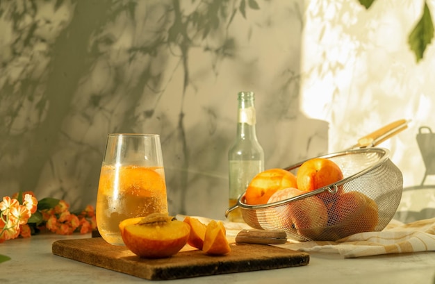 Un verre avec boisson froide - limonade avec glace et fruits frais naturels - nectarine et pêche