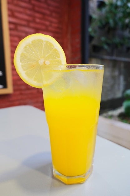 Un verre de boisson froide à l'orange