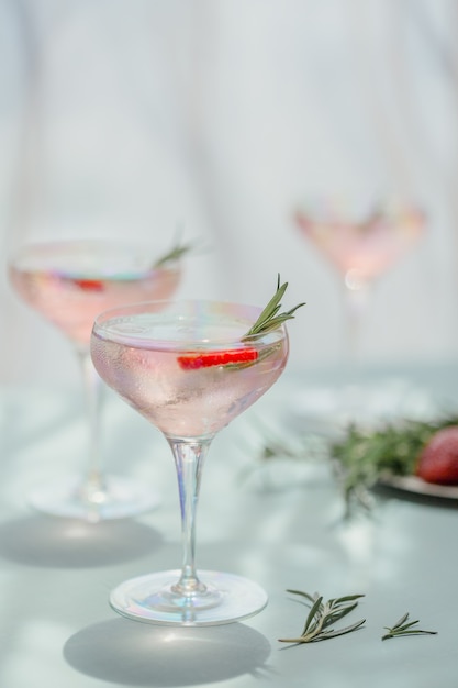 Verre de boisson gazeuse aux fraises sur fond bleu clair