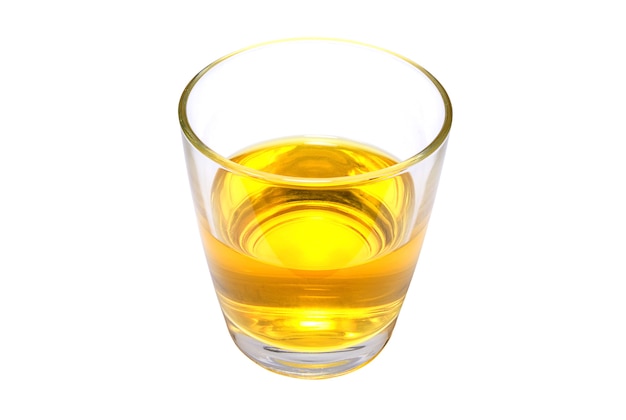 Verre avec une boisson jaune